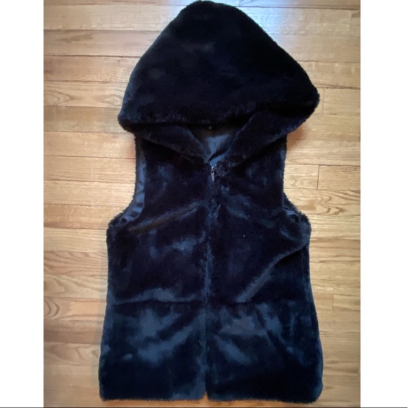 Simply Vera Vera Wang Jackets & Blazers - Black Simply Vera Wang Faux Fur Vest - Size Small